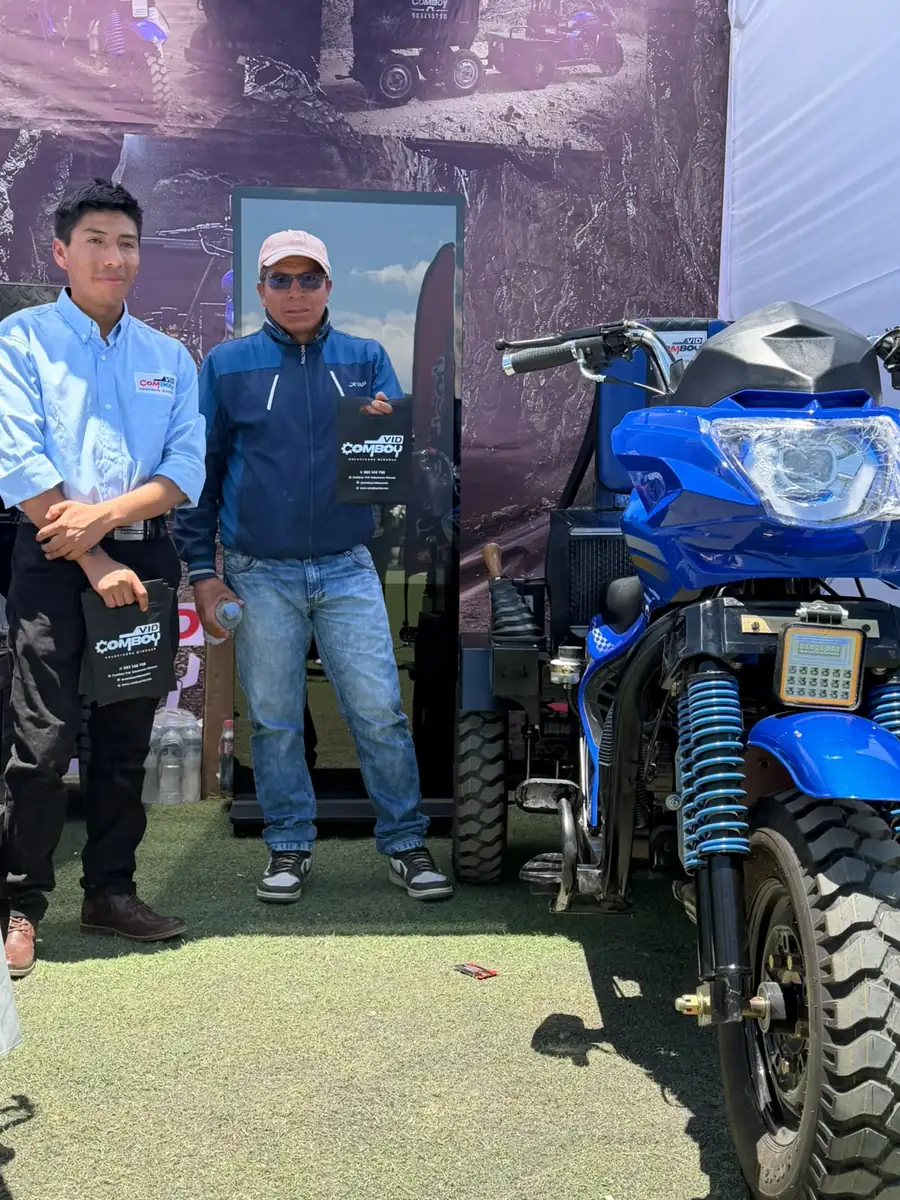 Equipo COMBOY VID con visitantes